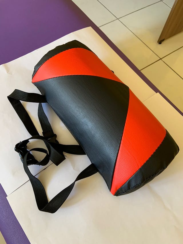 Almofada preta e vermelha para cadeira gamer / Ideal para a coluna / Material acolchoado