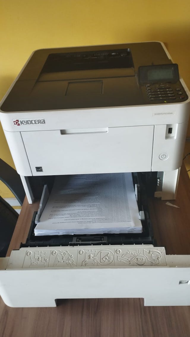 impressora kyocera modelo p3145, seminova com apenas 124 mil impressoes no contador. precisa trocar o rolo de transferencia
