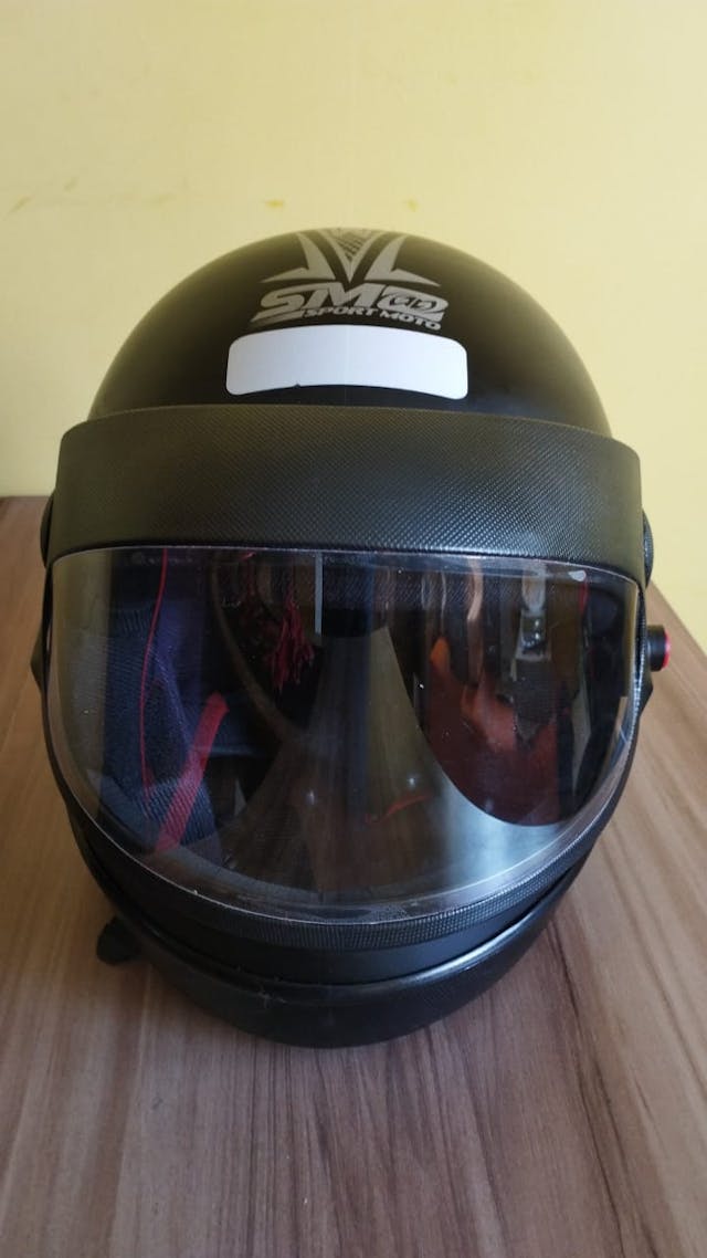 capacete tamanho 58 M esportivo SM novo usado apenas uma vez para teste de tamanho, produto com vizeira todo original. sem marcas de uso.